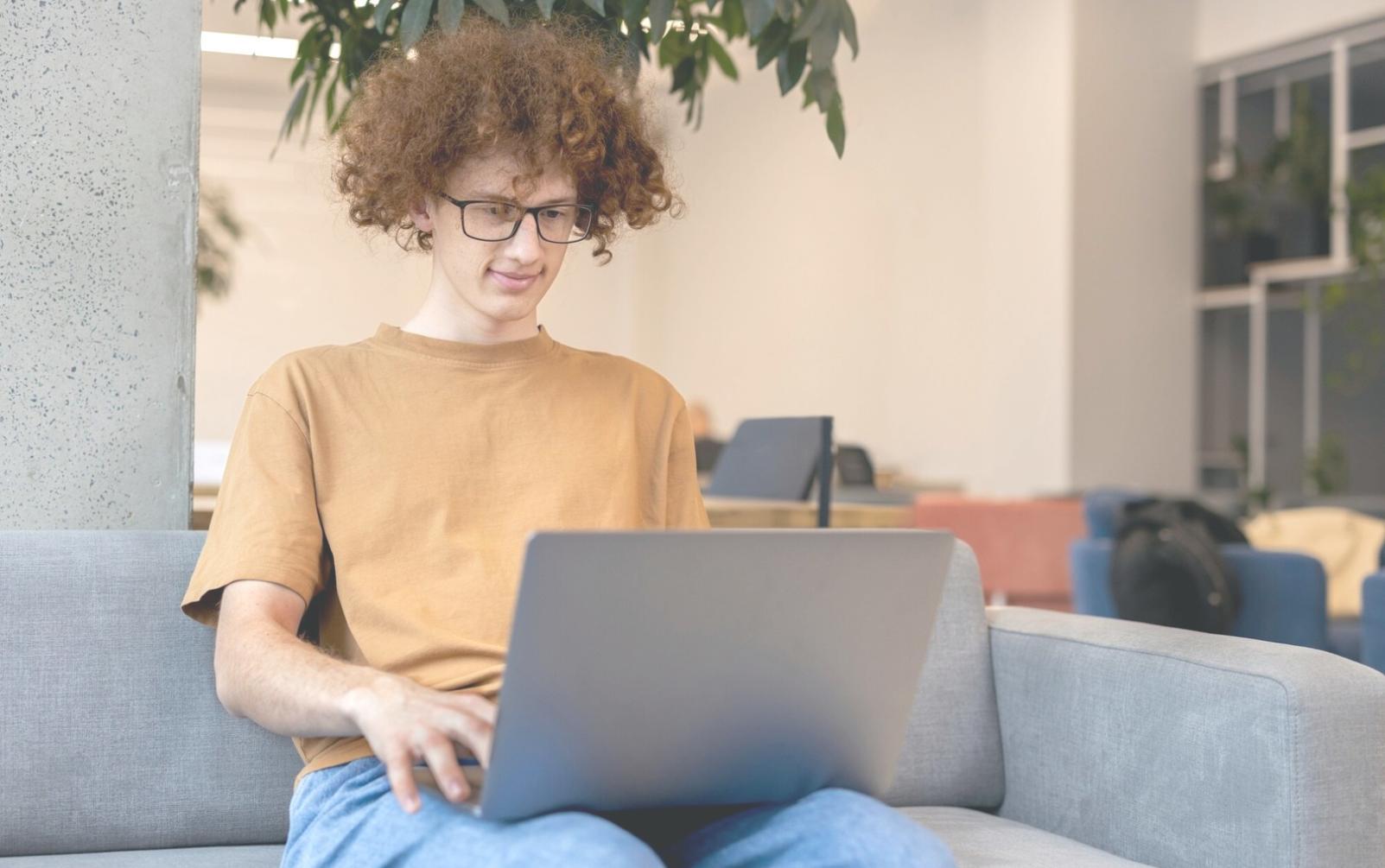 Estudiante trabajando en análisis financiero desde su escritorio en casa
